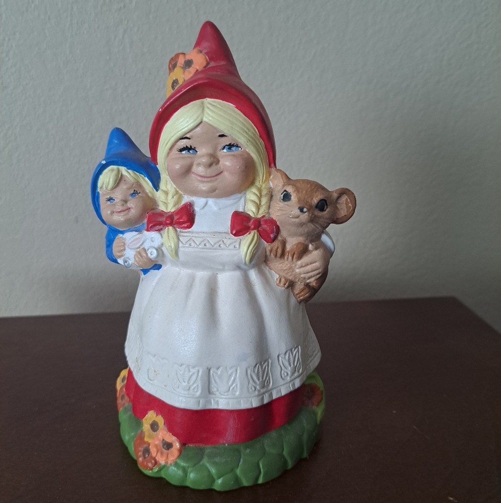 Vtg Alberta's Mold 1979. Momma carrying Mouse and Baby.